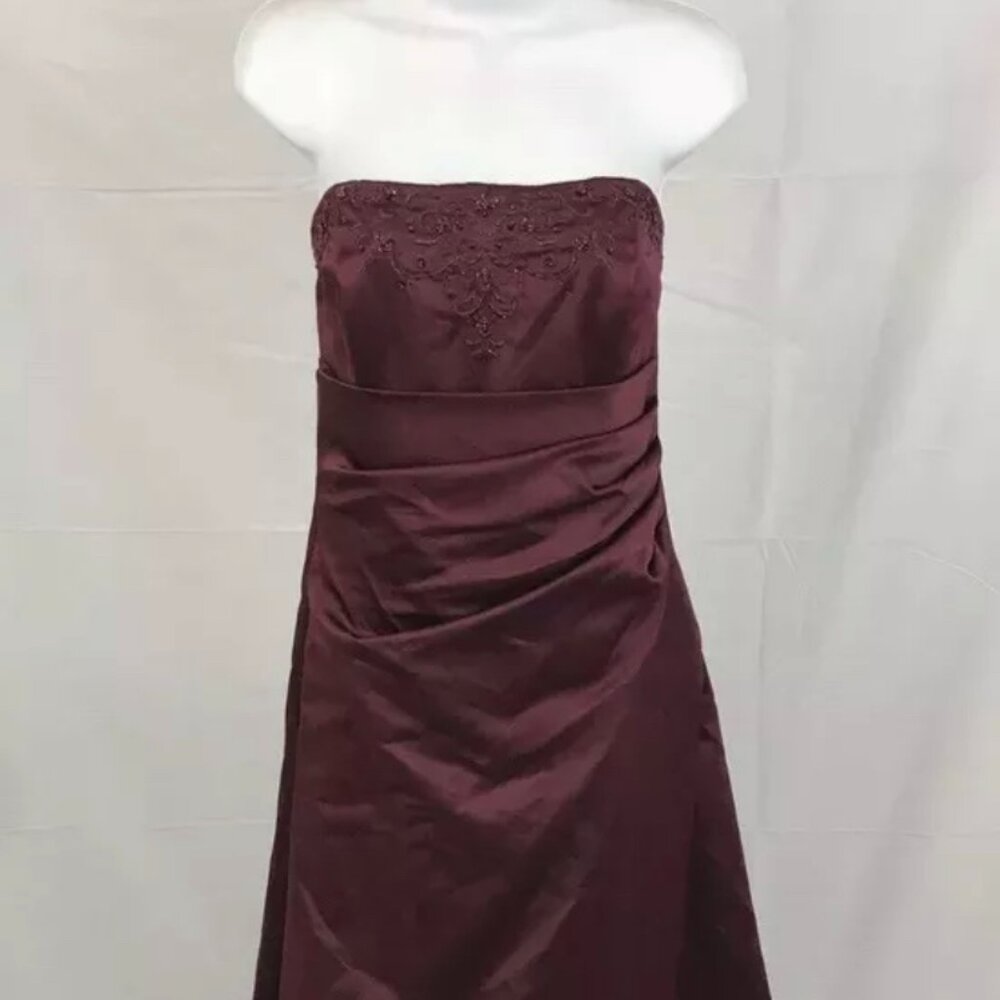 This stunning strapless gown by David's Bridal size 4 color red